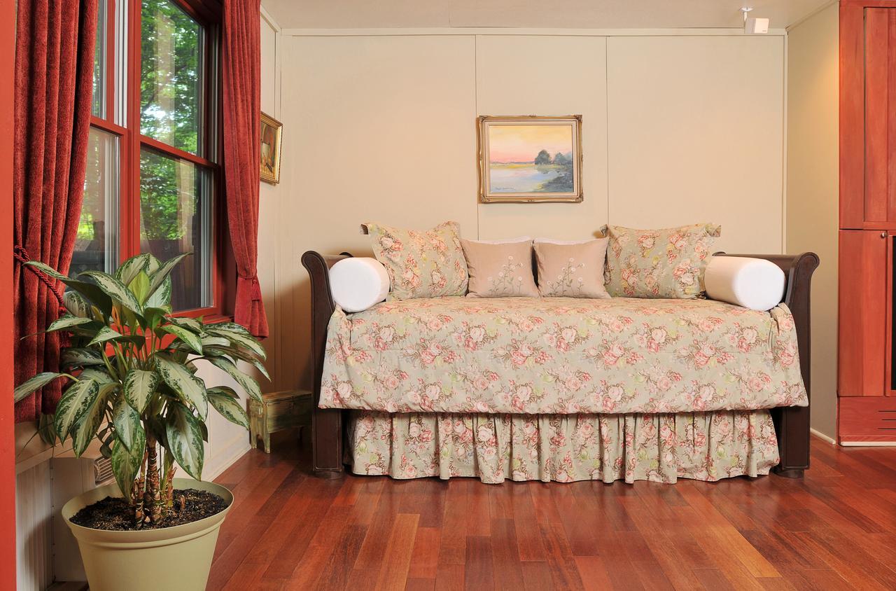 1795 Acorn Inn Bed And Breakfast Canandaigua Bagian luar foto